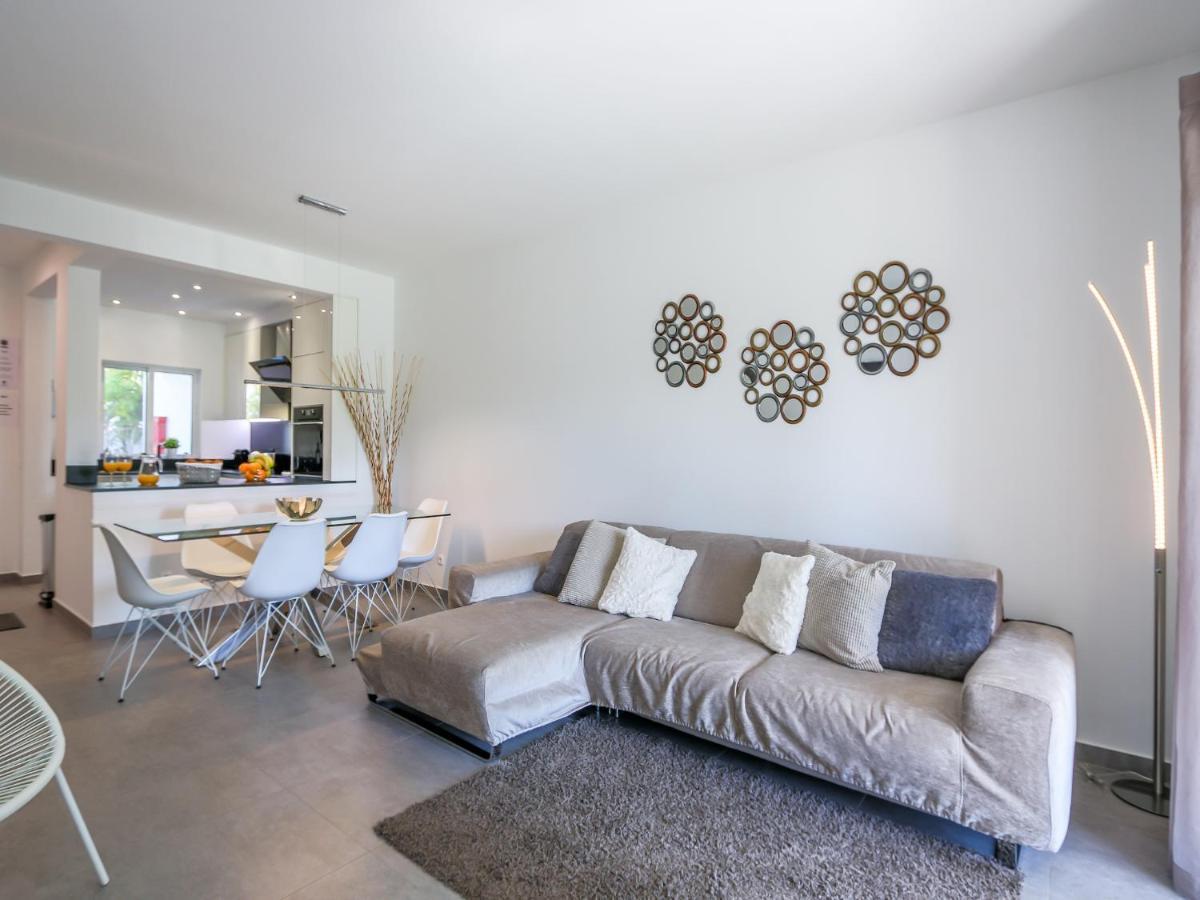 Luxury 3 Bedroom Apartment, *